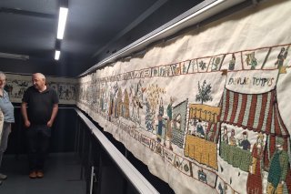 La broderie qui retrace l'histoire d'Anselme et Guigone et d'ores et déjà exposée au Musée de la Fausse Monnaie à Saillon.
